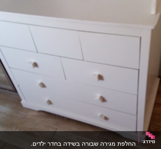 שידה לבנה עם מגירות וידיות
